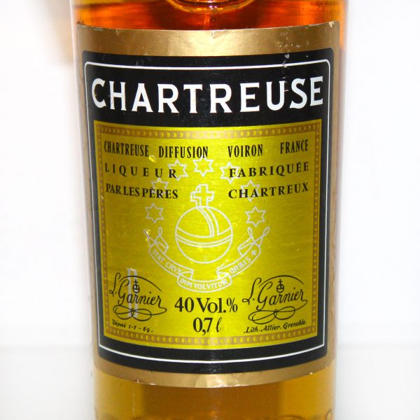 Chartreuse Gelb Liqueur Voiron label