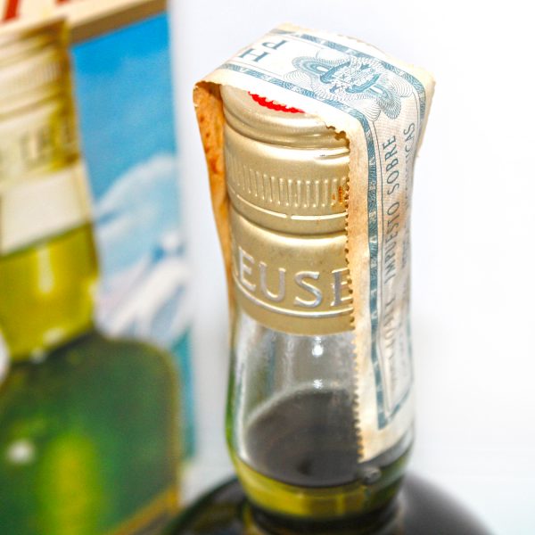 Chartreuse Gruen Liqueur mit Box Siegel